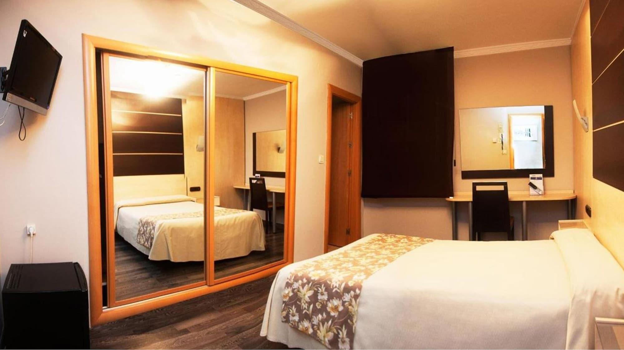 Hotel Universal Гранада Экстерьер фото