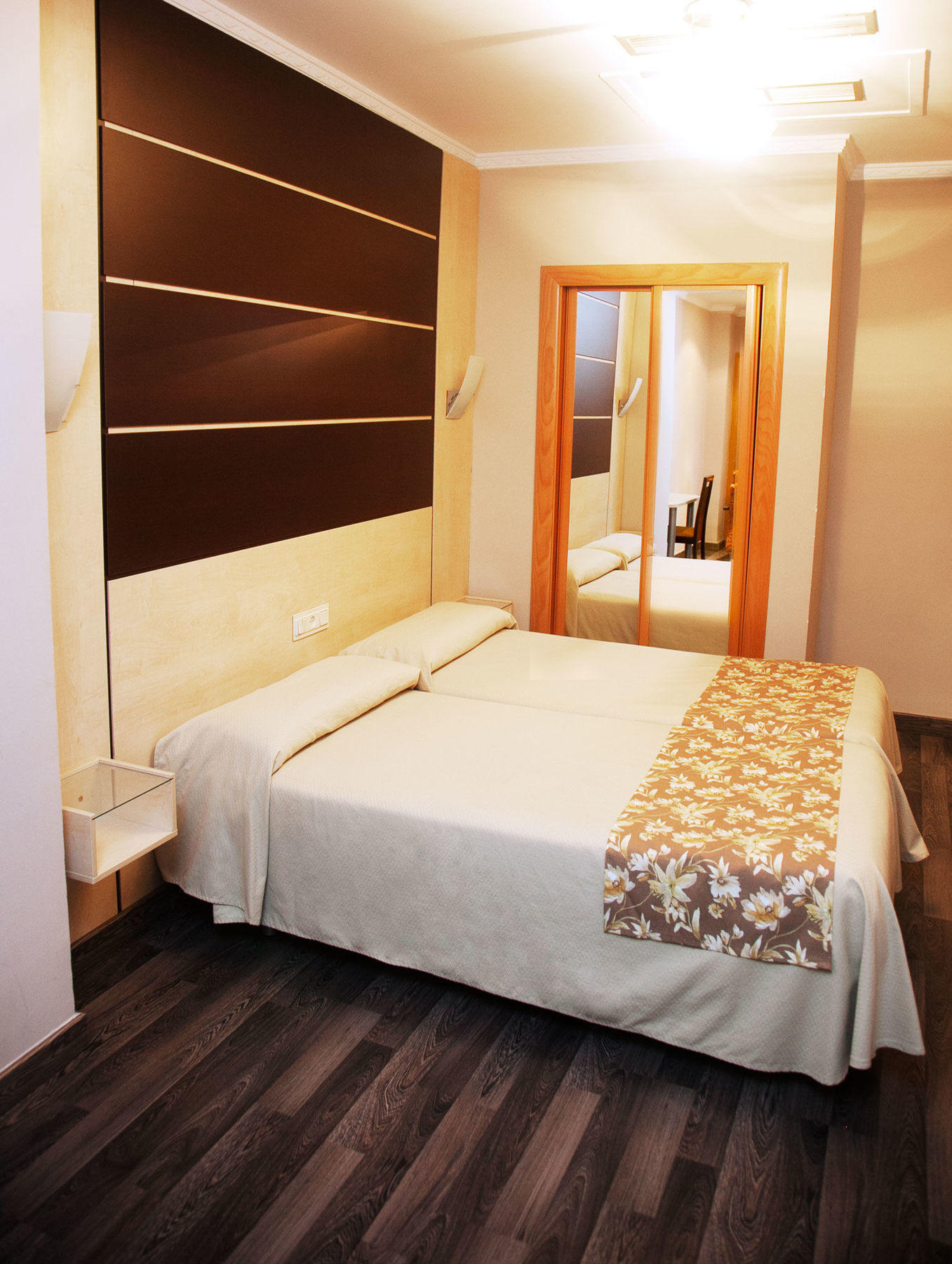 Hotel Universal Гранада Экстерьер фото